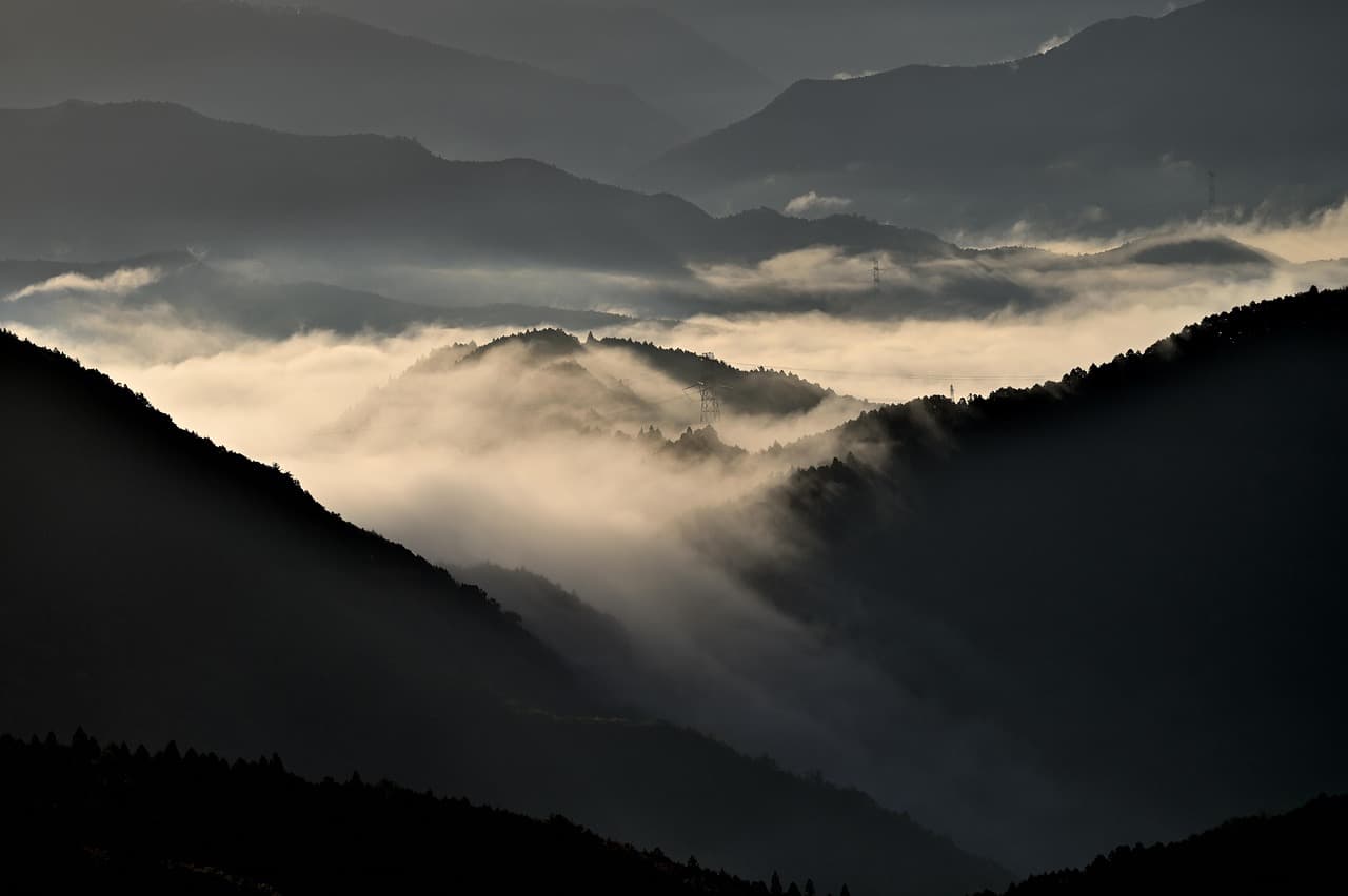 霧がかかる山のイメージ画像